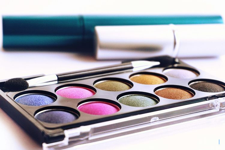 Pemula? Ini 8 Cara Memakai Eyeshadow yang Mudah dan Menyenangkan