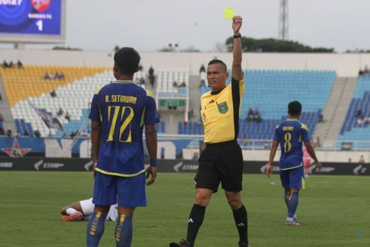 Pelatih Arema Kritik Wasit Usai Kekalahan 3-1 dari Borneo