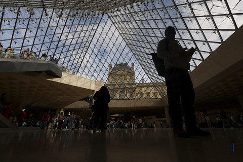 Pencuri Perhiasan di Museum Louvre Prancis Ditangkap
