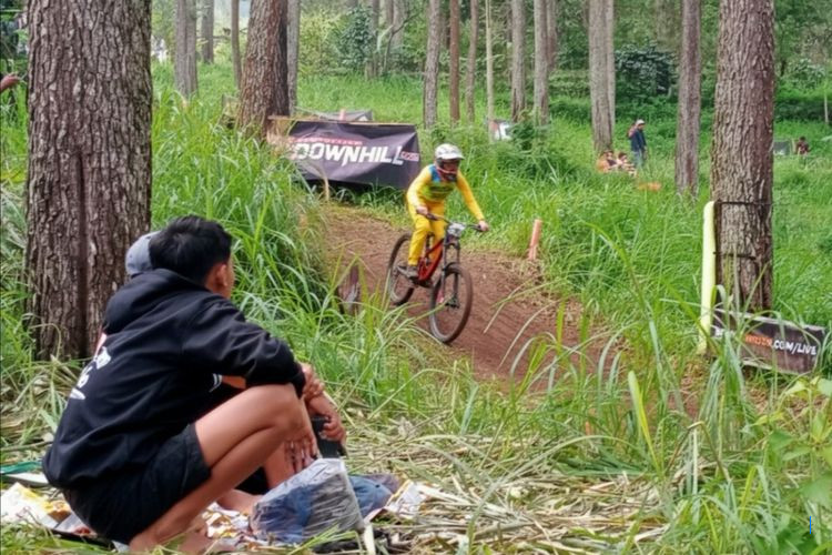 Hiburan Rakyat, Warga Kota Batu Antusias Nonton Balap Sepeda Downhill