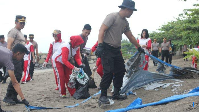 Wali Kota Padang Ikuti Bakti Sosial Bersih Pantai dengan Polda Sumbar