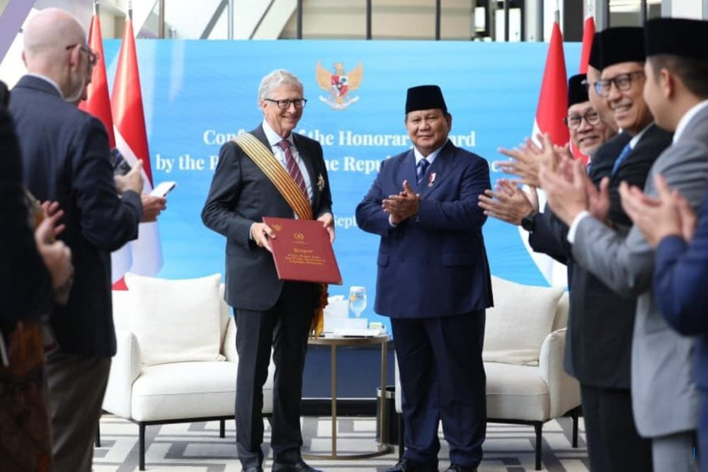 Momen Prabowo Beri Bintang Tanda Jasa pada Bill Gates