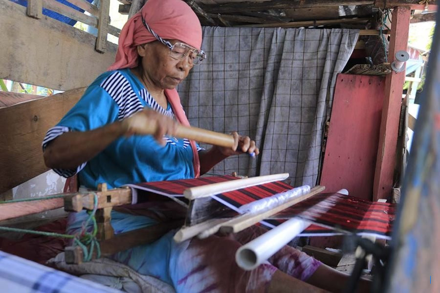 Menguak Keterampilan Penenun di Kampung Tenun Sulaa Baubau, Warisan Turun Temurun