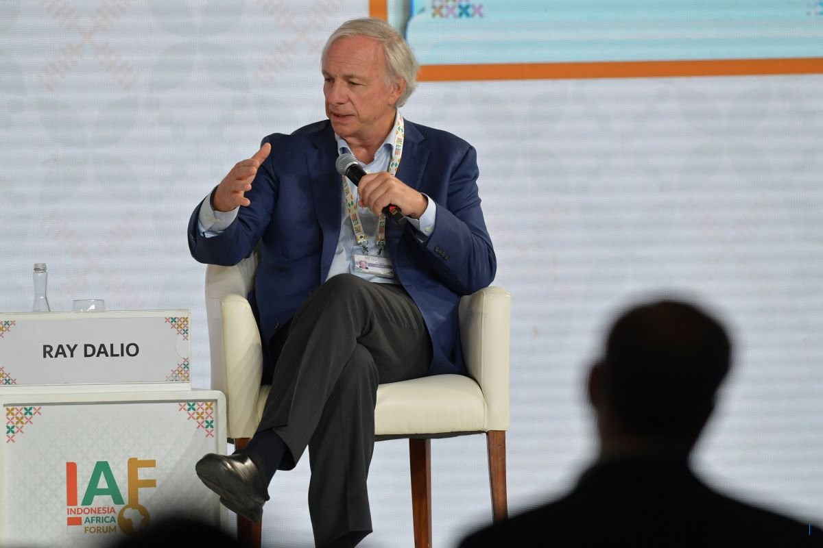 Prabowo Beri Bintang Jasa Utama pada Ray Dalio di Istana