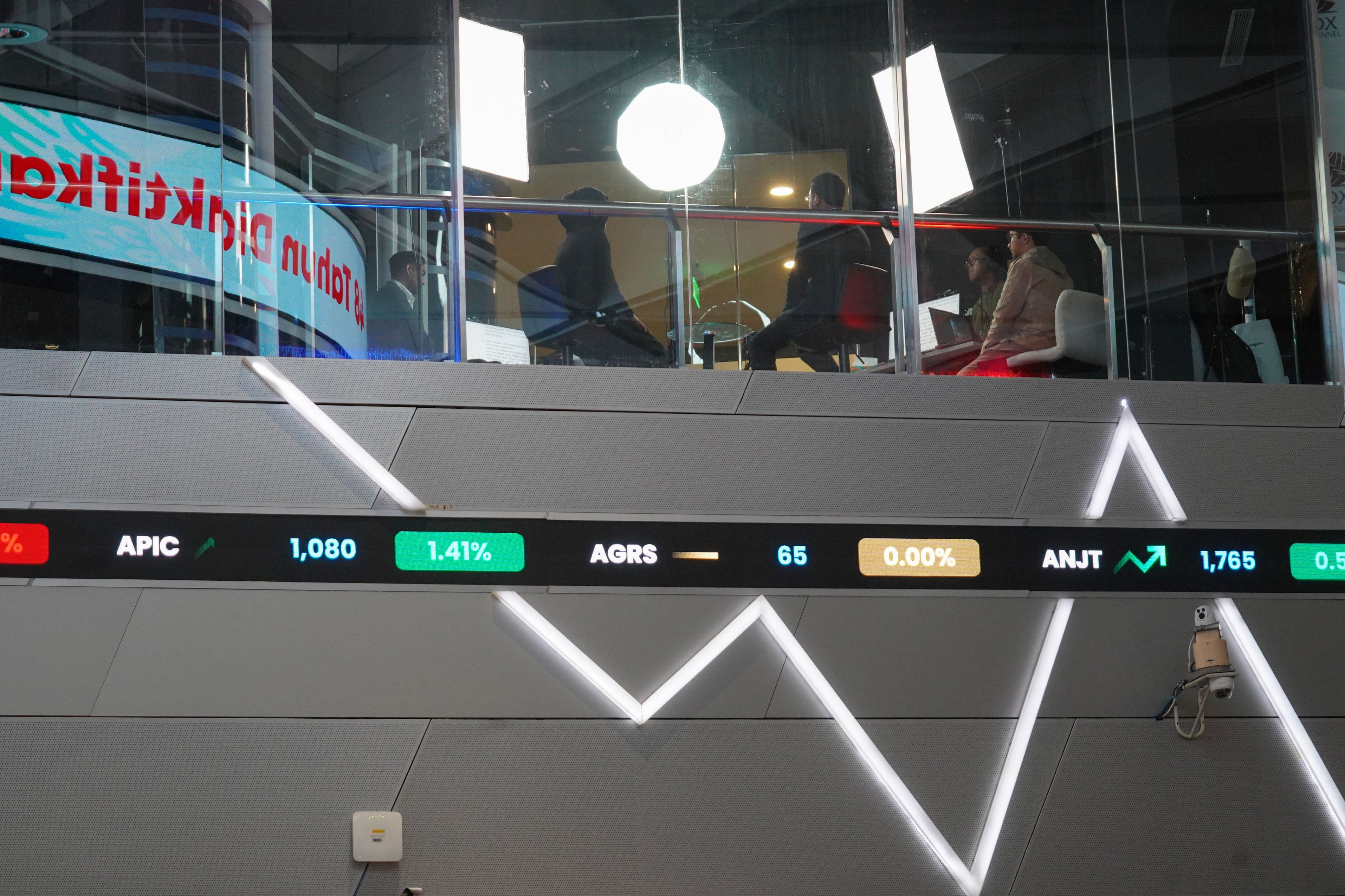 IHSG Turun 0,21%, EMTK dan SCMA Melonjak Akibat Isu IPO Superbank