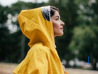 Ciri Jas Hujan Berkualitas yang Harus Kamu Ketahui