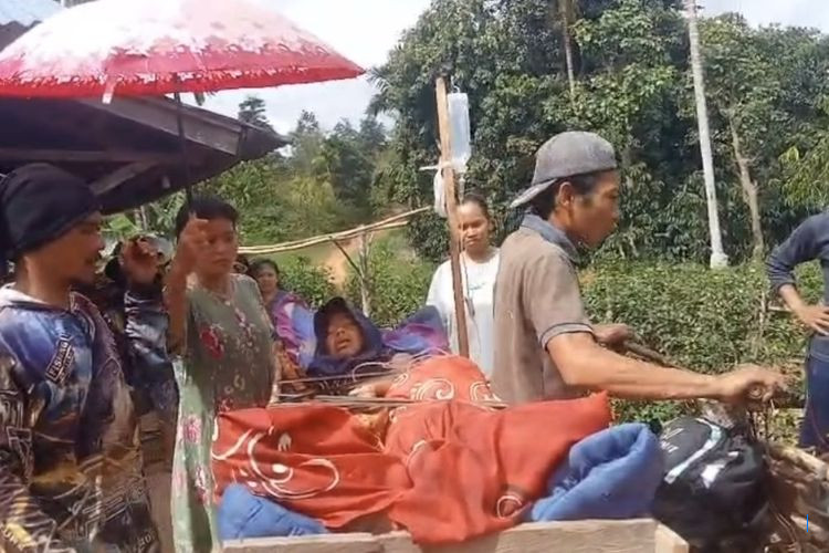Jalan Rusak Tahan Ambulans, Nenek di Kaur Bengkulu Dibawa ke RS dengan Ojek