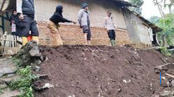 Polsek Pasirwangi Periksa Lokasi Longsor Akibat Hujan Lebat di Sengrod