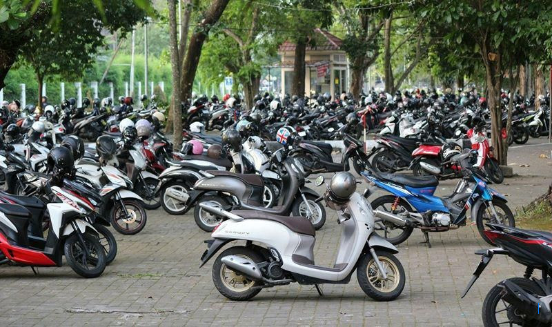 Bolehkah Moge Parkir di Area Mobil?