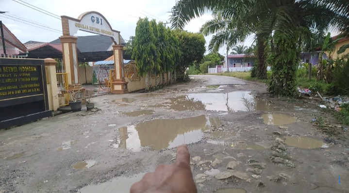 Warga Bantu Bawa Jenazah Melewati Jalan Rusak, Pemkab Asahan Akui Kewenangan