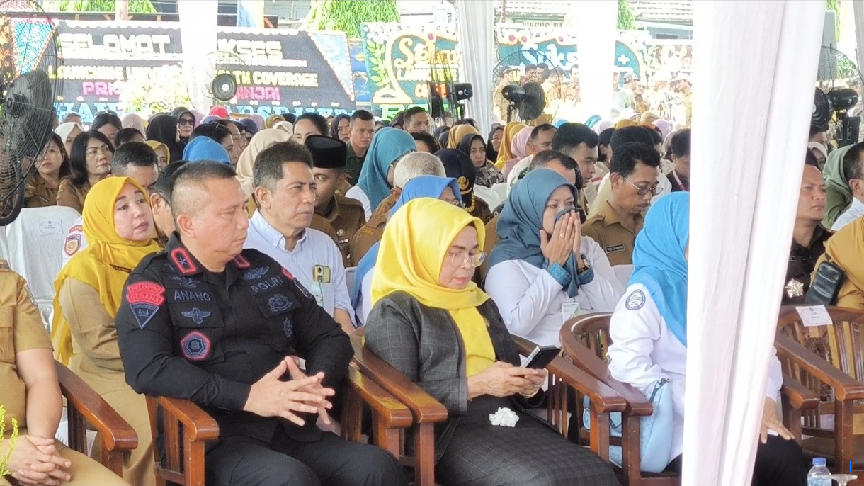 Sekdaprov Sumut Baca Sambutan di Peluncuran UHC, Ketua DPRD Binjai Asik Main HP