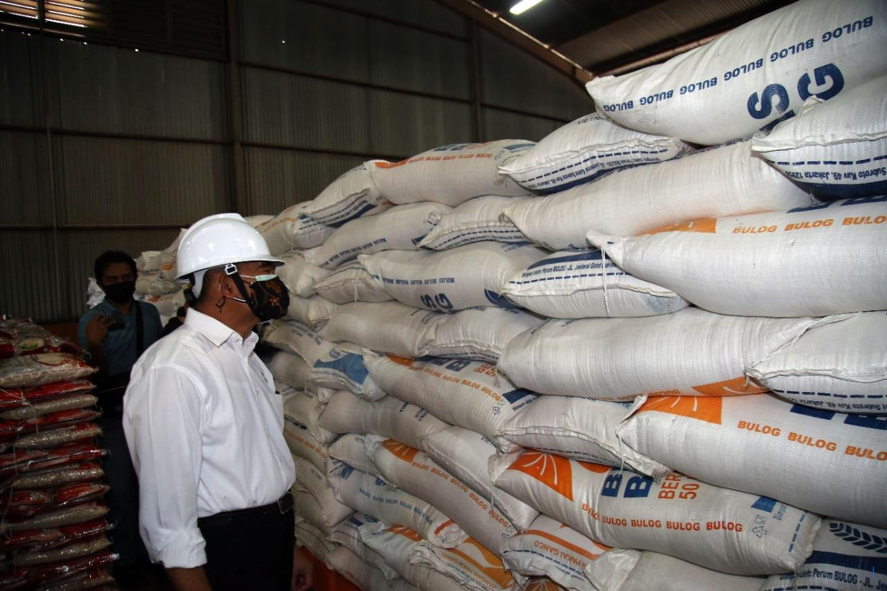 Bupati Deiyai Pastikan Bantuan Beras Bulog Sampai ke Masyarakat