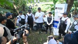 Telkom Bersama Pandawara Group Bersihkan Sungai di Bandung