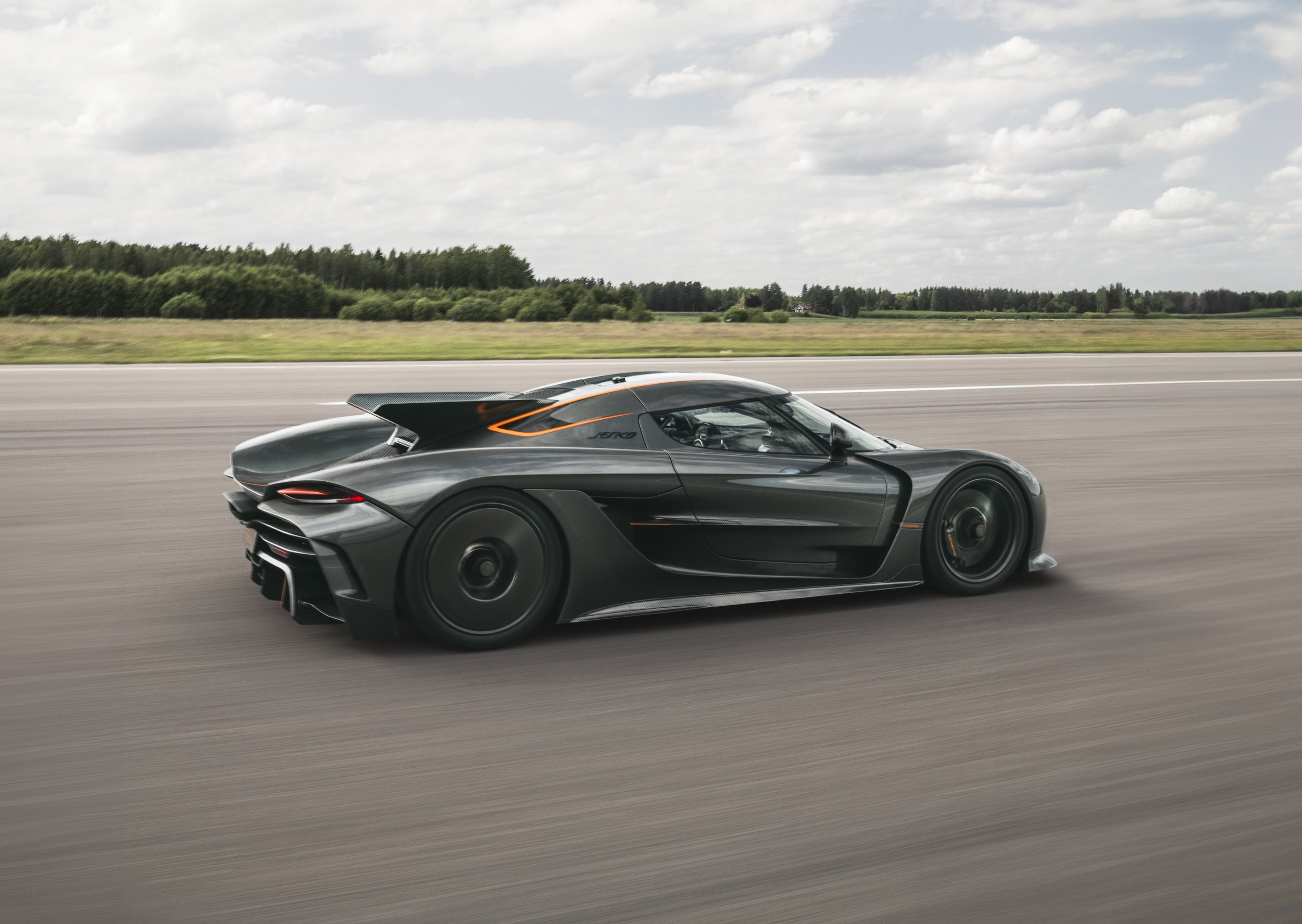 Kecepatan Menakjubkan! 7 Mobil Sport Tercepat Tahun 2025