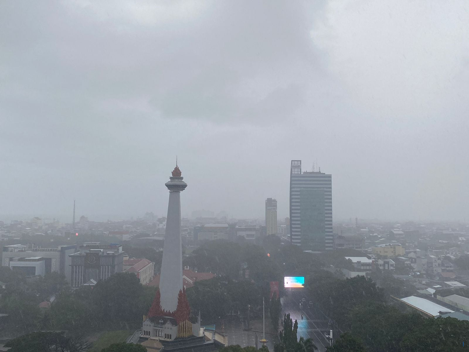 Prakiraan Cuaca Bandung 27 Oktober 2025: Pagi Berawan, Siang Hujan Petir