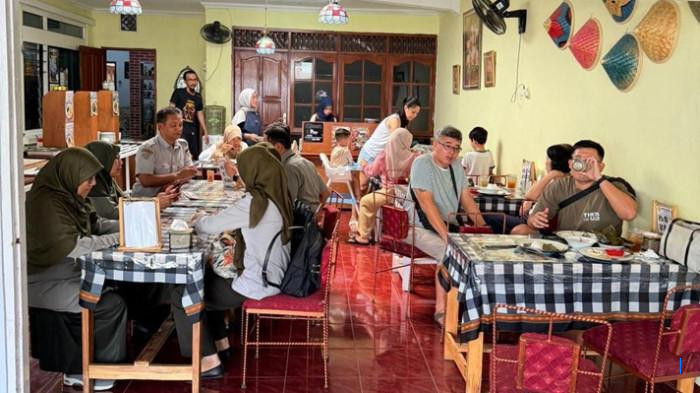 Rasa Ngopi dan Makan di Rumah Nenek, Restoran 107 Tahun yang Mengundang Nostalgia