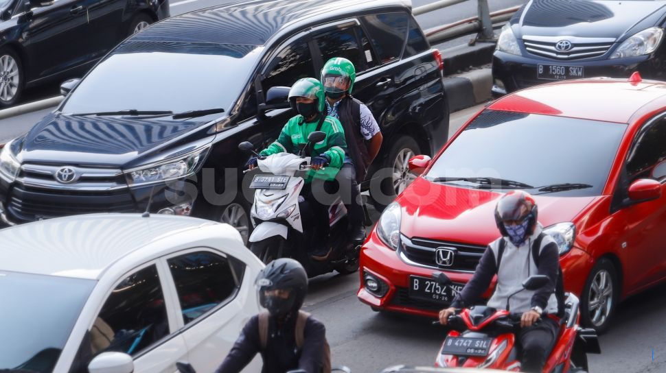 Pengemudi Ojol Marah Mobil Pribadi Gunakan Strobo-Sirine: Lebih Baik Lewat Atas Jika Tidak Ingin Mac