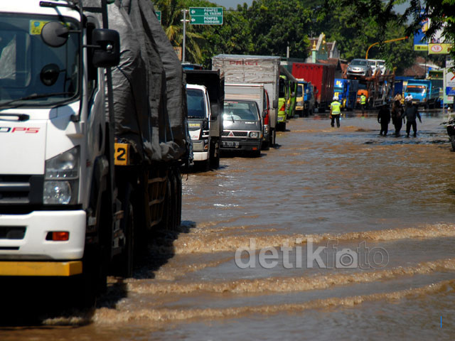Banjir 70 Cm Lumpuhkan Jalur Pantura, Ribuan Warga Terjebak