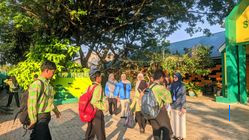 Menyambut dengan 5S: Mahasiswa PAI IAIN Pontianak Kelompok 15 Terapkan Pendidikan Karakter di SMPN 1