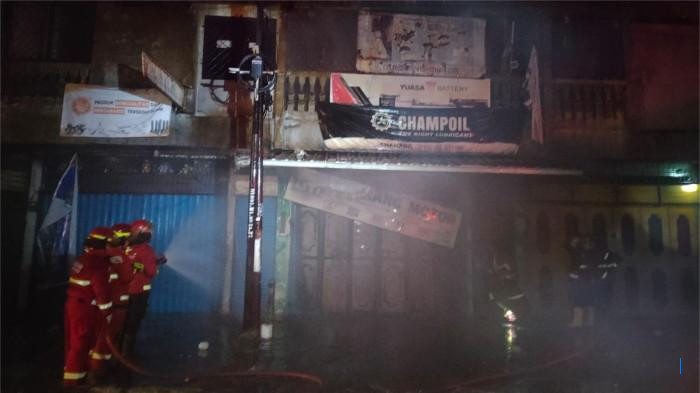 Empat Berita Terpopuler Padang: Satu Tewas dalam Kebakaran Ruko Oli, Tiga Pelaku Pencurian BBM Ditan