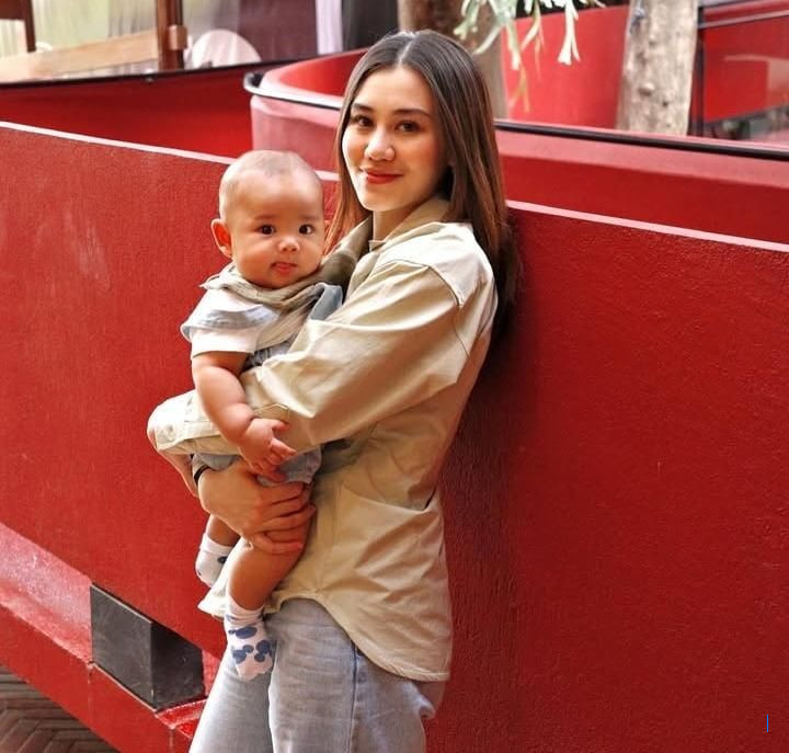 9 Potret Bahagia Baby Arash Bermain dengan Berbagai Hewan, Berani