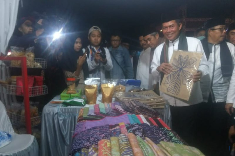 Wali Kota Serang Berebut Foto Selfie Saat Belanja UMKM di Festival Kaibon 2025