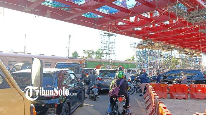 DIBUTUHKAN Truk Kontainer yang Robohkan Palang Pembatas Ketinggian di Viaduk Gilingan Solo