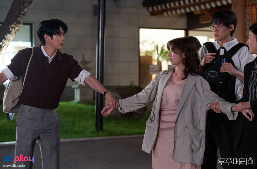7 Bukti Kim Woo Joo Suka Menyembunyikan Perasaan di 'Would You Marry Me'