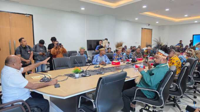 Kunjungi Gubernur, Max Ohee: Jangan Gunakan Kesempatan Ini