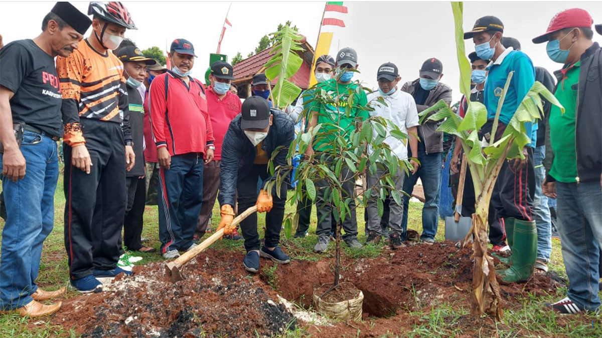 Bupati dan Ribuan Peserta Tanam 5.075 Pohon di DAS dan Pesisir Jembrana