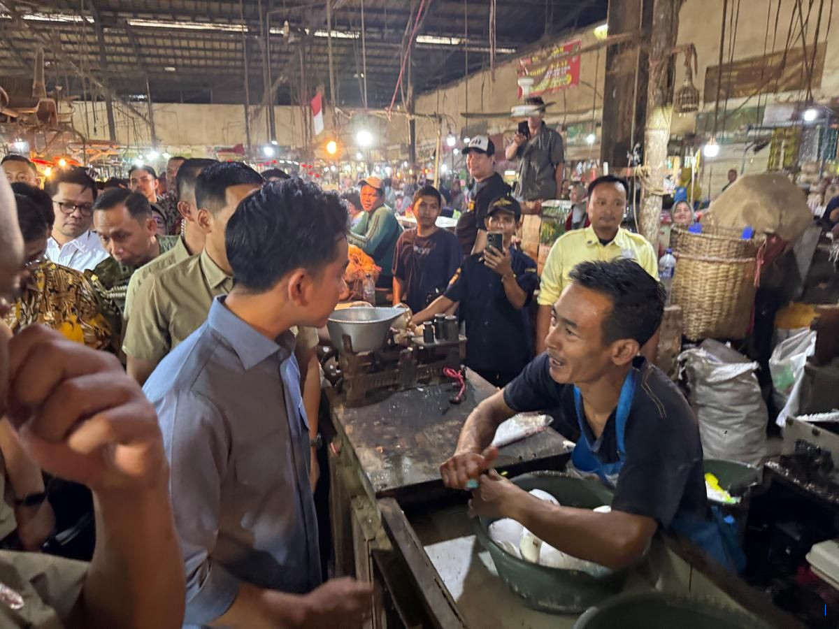 Gibran Berkeliling Pasar Jagasatru, Berbincang dengan Pedagang
