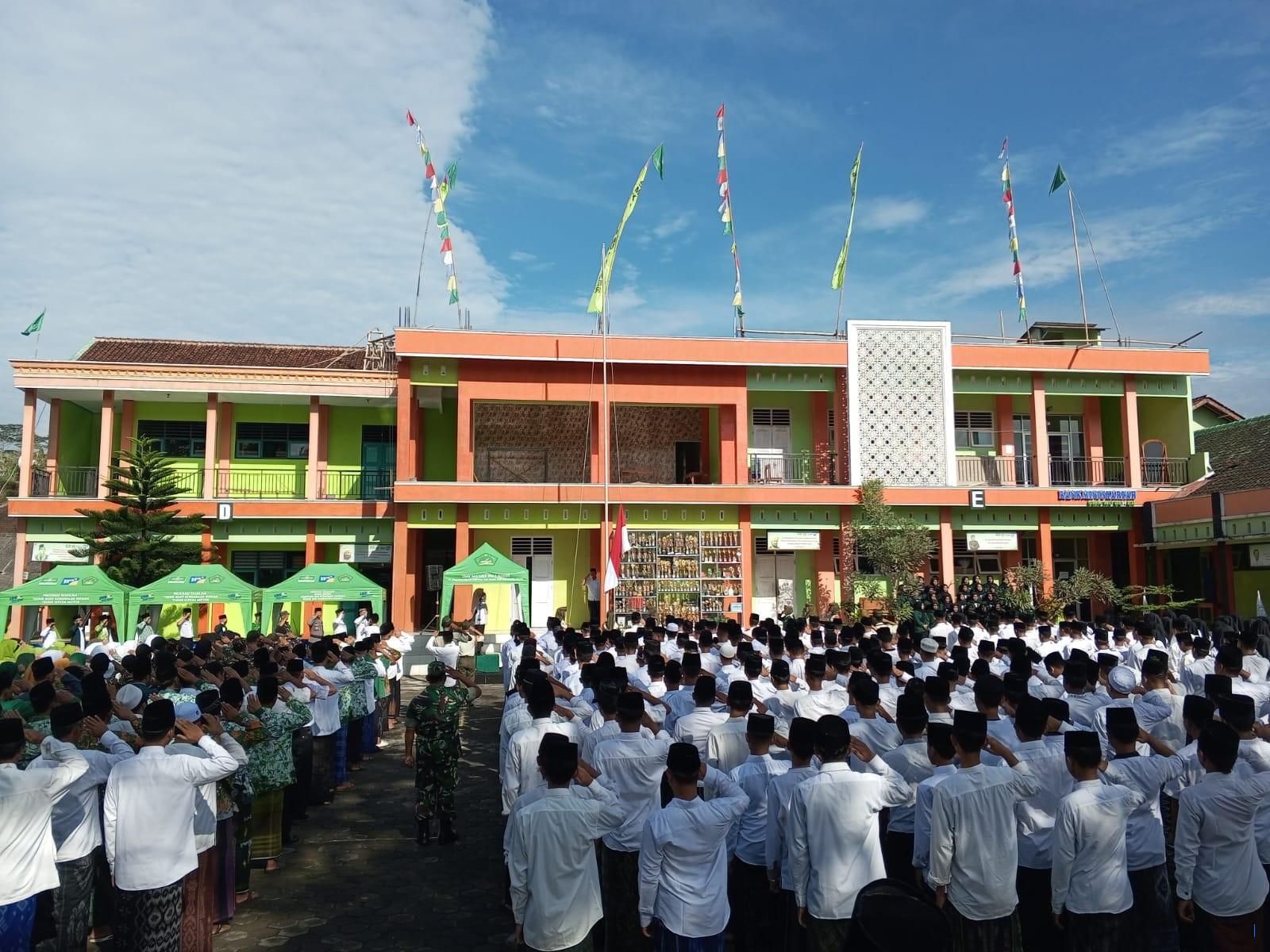 Santri MTsN 3 Surabaya Menyalakan Semangat Kebangsaan di Hari Santri Nasional 2025