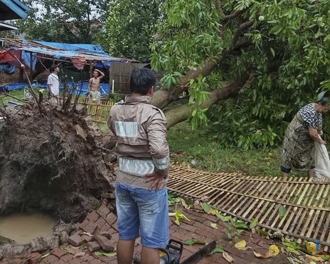 Hujan Es dan Angin Kencang Luluhkan Indramayu: 1 Tewas, 74 Rumah Rusak