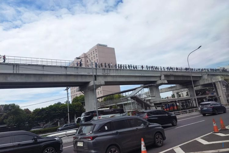 LRT Jabodebek Bermasalah, Penumpang Harus Berjalan Kaki di Pinggir Rel, Mengapa Tidak Ada Jalur Evak