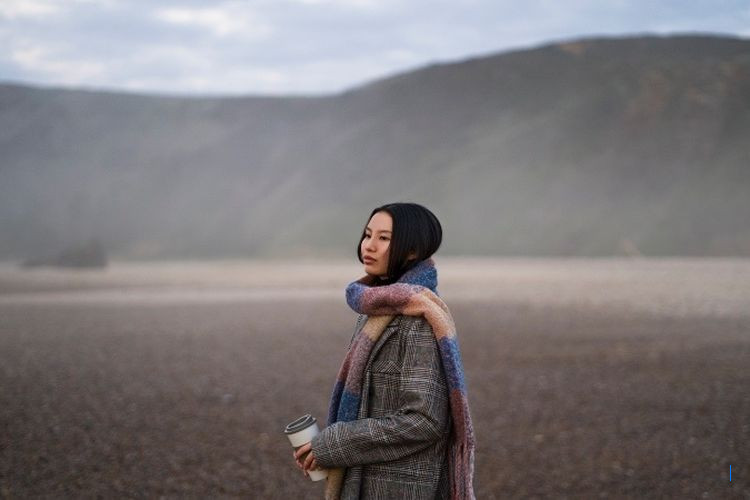 10 Tanda Wanita yang Belum Cinta Diri Sendiri, Psikologi Ungkap!