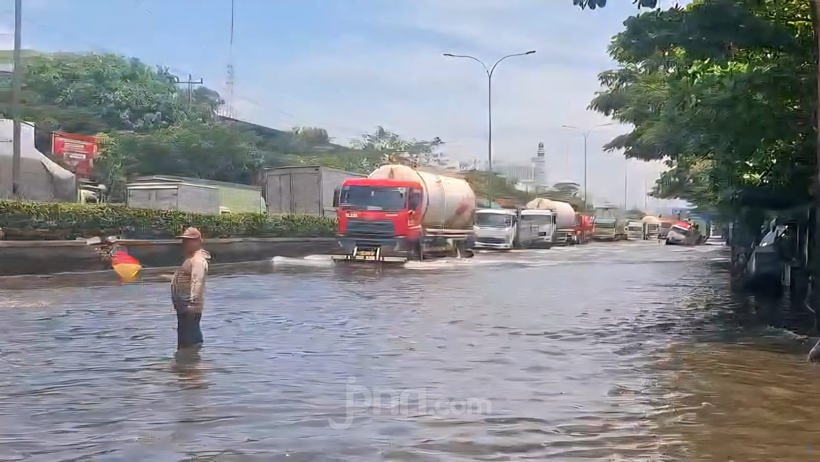 Hari Keempat, Banjir Lumpuhkan Pantura Semarang