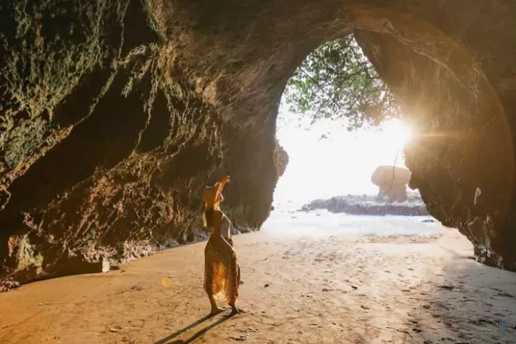 Soan Galuh, Bingkai Senja Alami di Balik Gua Batu Bolong Tabanan