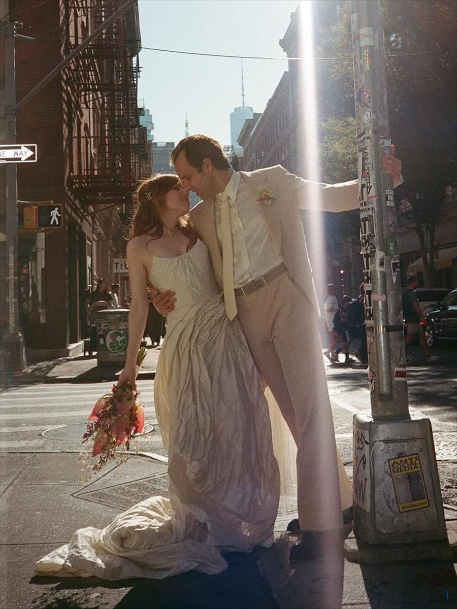 8 Potret Pernikahan Carly Rae Jepsen dan Cole MGN, Seperti Film Klasik