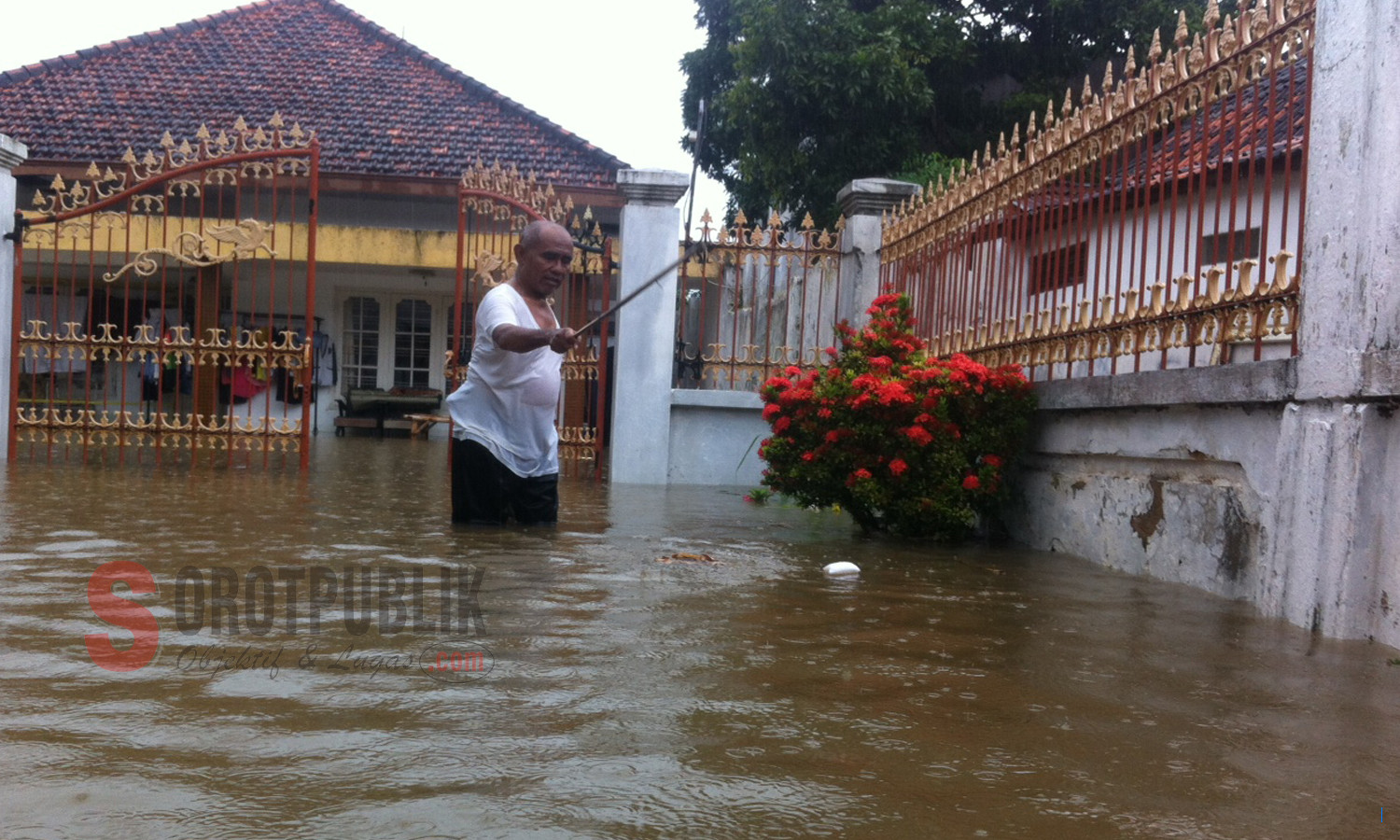 Hujan Lebat Sebabkan Longsor, Rumah Warga Rusak Parah di Pasirwangi