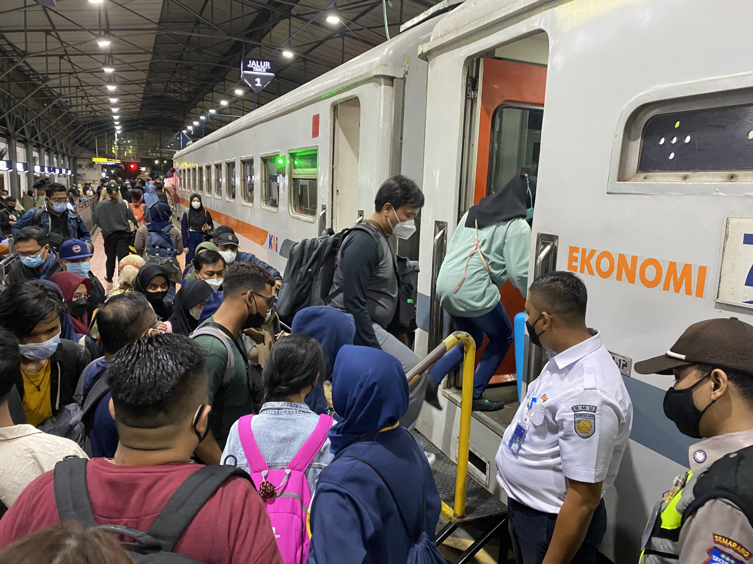 Penumpang KA Mataram Tujuan Solo Terlambat Karena KA Anjlok