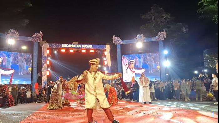 Karnaval Angso Duo Meriahkan Tugu Keris Siginjai Jambi