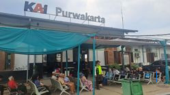 Kereta Api Terjatuh, Penumpang Berkerumun di Stasiun